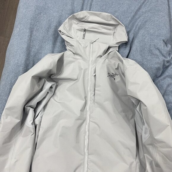 Grayish-white Arc'teryx down jacket, Arc'teryx ski suit - Picture 5 of 7